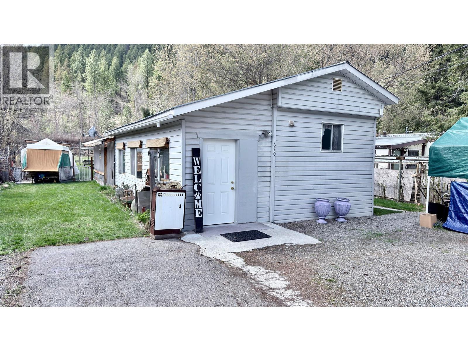 670 Central Avenue, Midway, British Columbia  V0H 1M0 - Photo 1 - 10384050