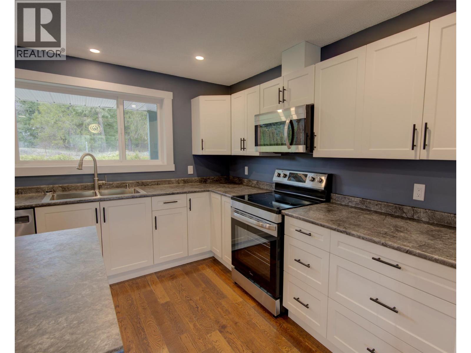 2755 Balsam Lane, Lumby, British Columbia  V0E 2G5 - Photo 8 - 10384051