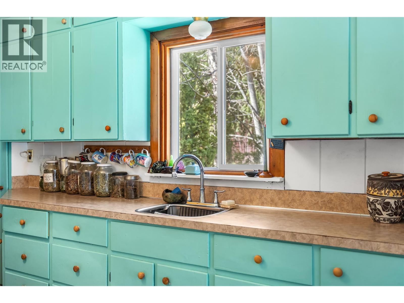 16281 3a Highway, Crawford Bay, British Columbia  V0B 1E0 - Photo 11 - 10384100