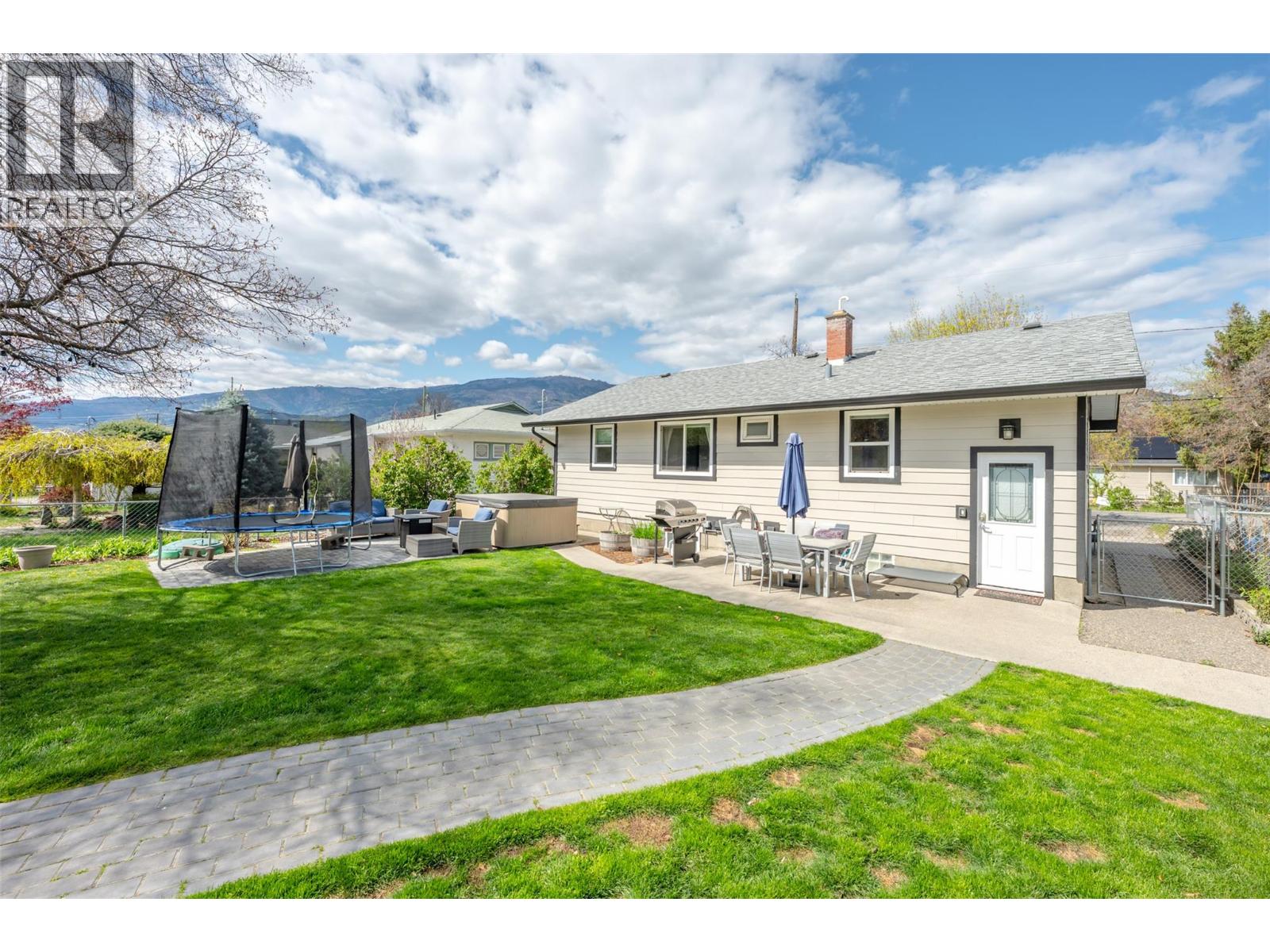 6437 Badger Street, Oliver, British Columbia  V0H 1T3 - Photo 3 - 10383918