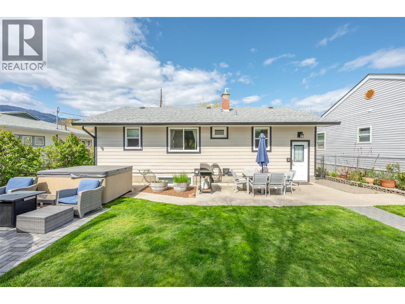 6437 Badger Street, Oliver, British Columbia  V0H 1T3 - Photo 4 - 10383918