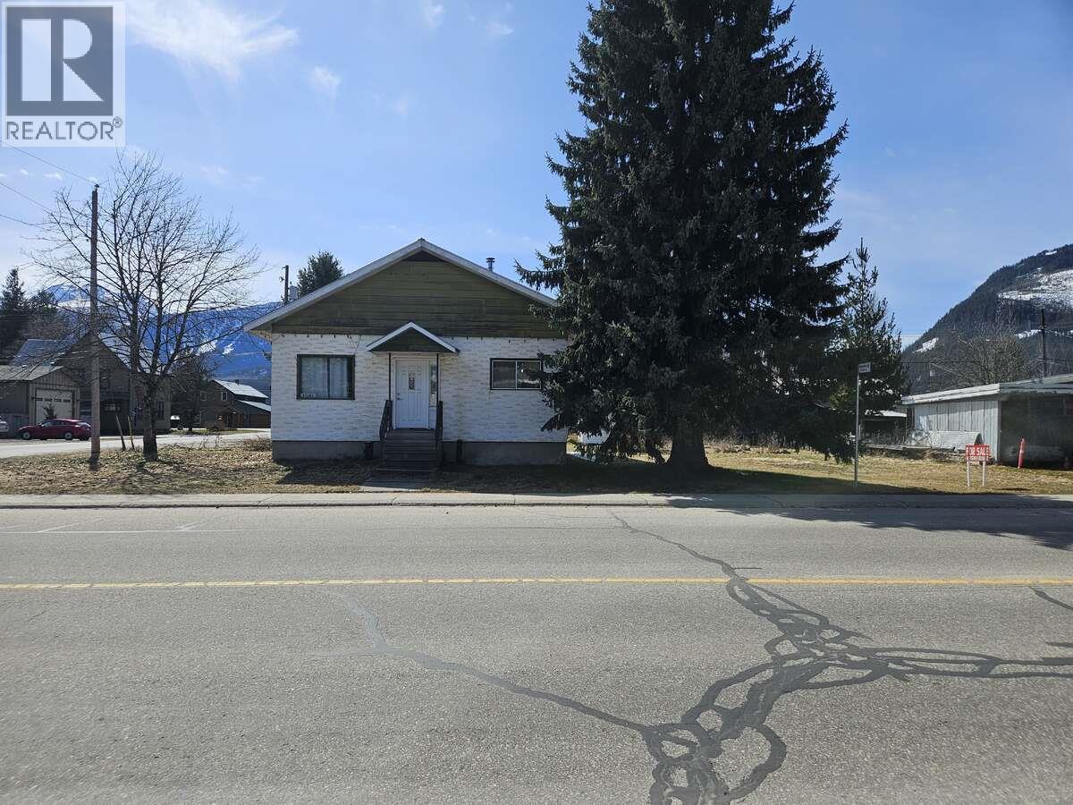 1501 Douglas Street, Revelstoke, British Columbia  V0E 2S0 - Photo 1 - 10384217