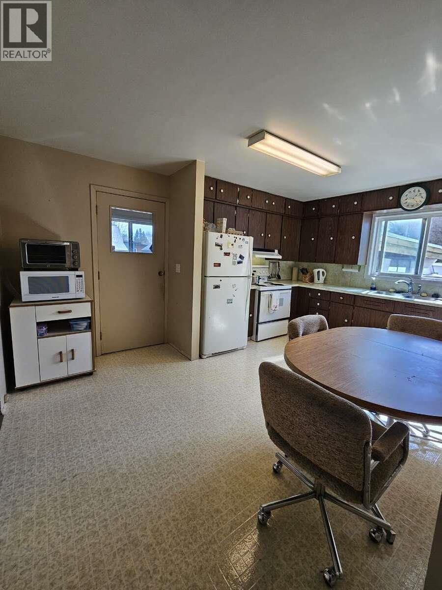 1501 Douglas Street, Revelstoke, British Columbia  V0E 2S0 - Photo 3 - 10384217