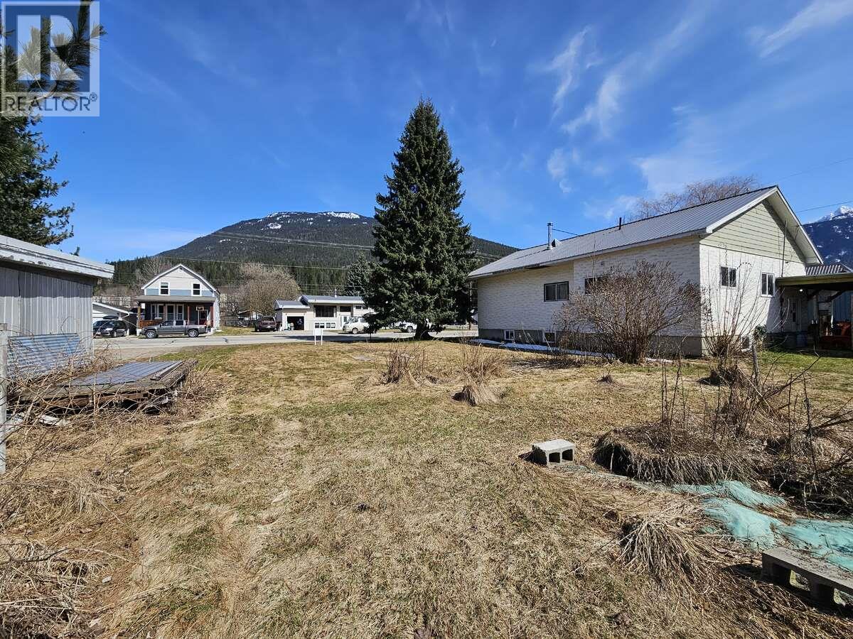 1501 Douglas Street, Revelstoke, British Columbia  V0E 2S0 - Photo 6 - 10384217