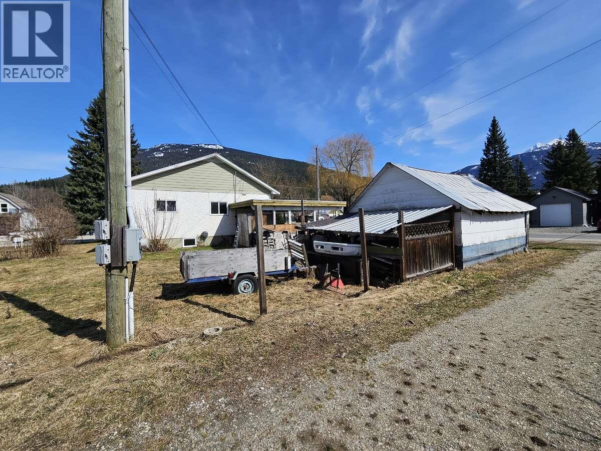 1501 Douglas Street, Revelstoke, British Columbia  V0E 2S0 - Photo 7 - 10384217