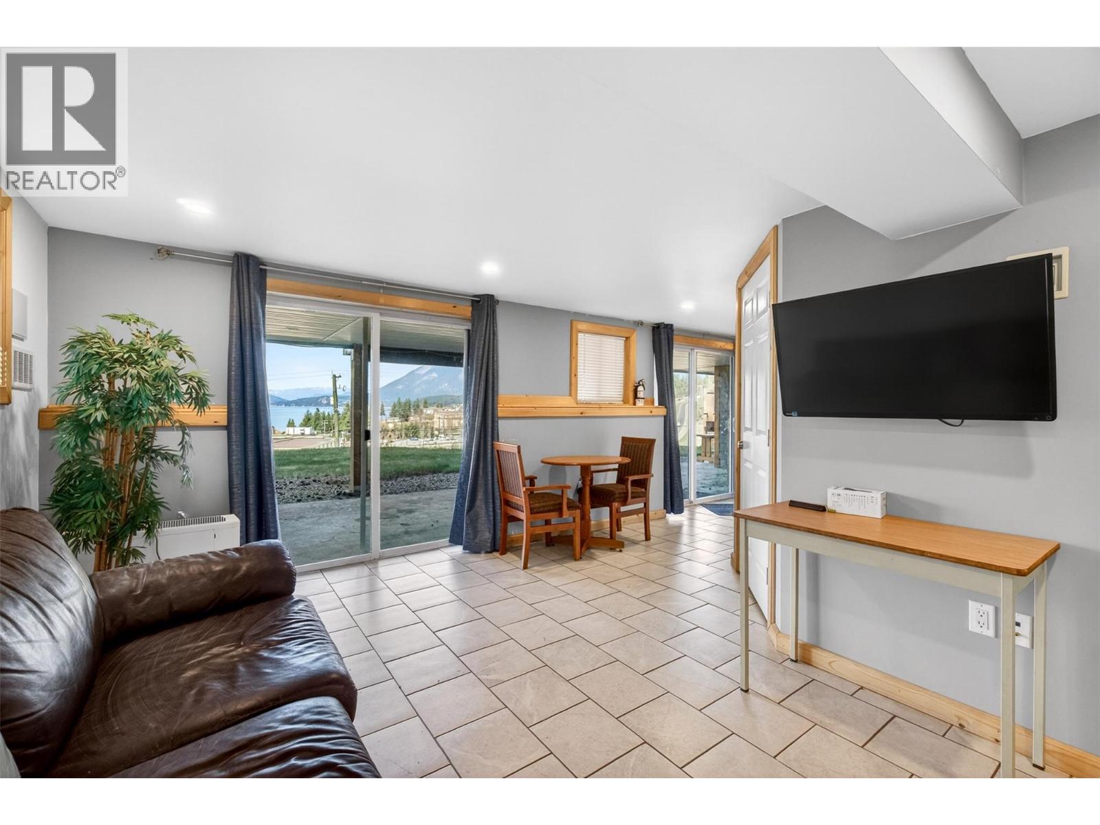 1360 Trans Canada Highway Ne, Salmon Arm, British Columbia  V1E 2S6 - Photo 63 - 10383375