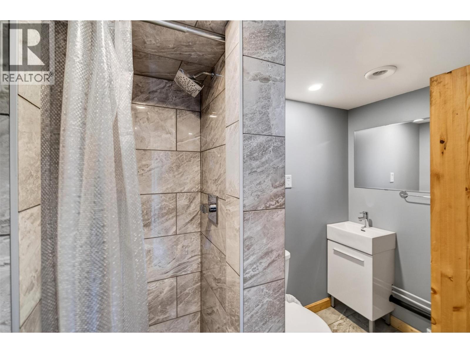 1360 Trans Canada Highway Ne, Salmon Arm, British Columbia  V1E 2S6 - Photo 65 - 10383375