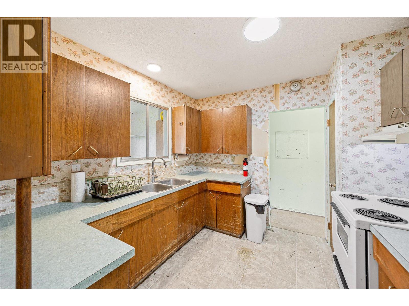 945 Kennedy Street, Kelowna, British Columbia  V1Y 4E9 - Photo 12 - 10383730