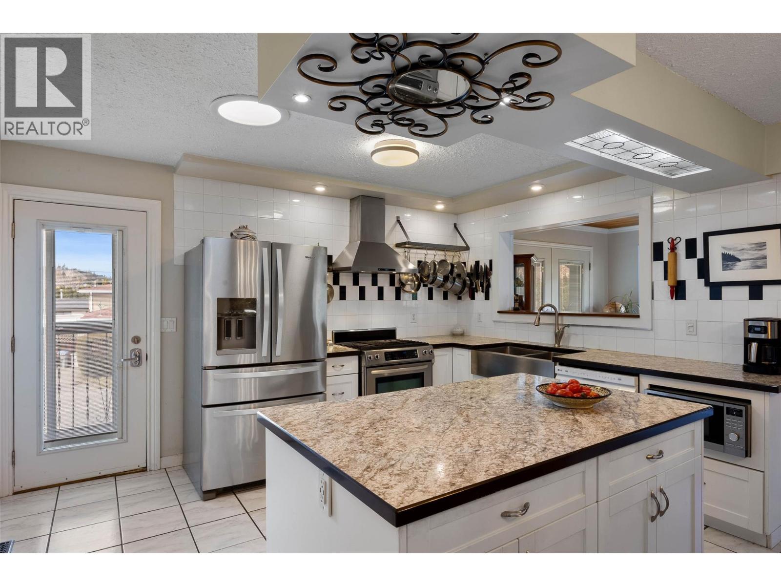 381 Mary Place, Kamloops, British Columbia  V2C 4Y5 - Photo 3 - 10384181