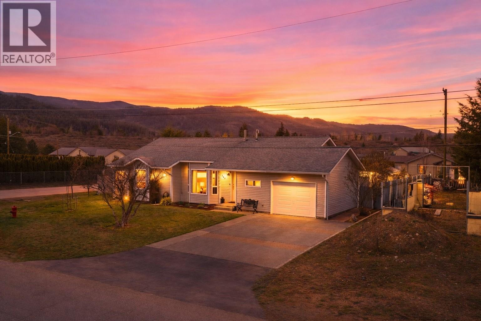 546 Oriole Way, Barriere, British Columbia  V0E 1E0 - Photo 1 - 10384067