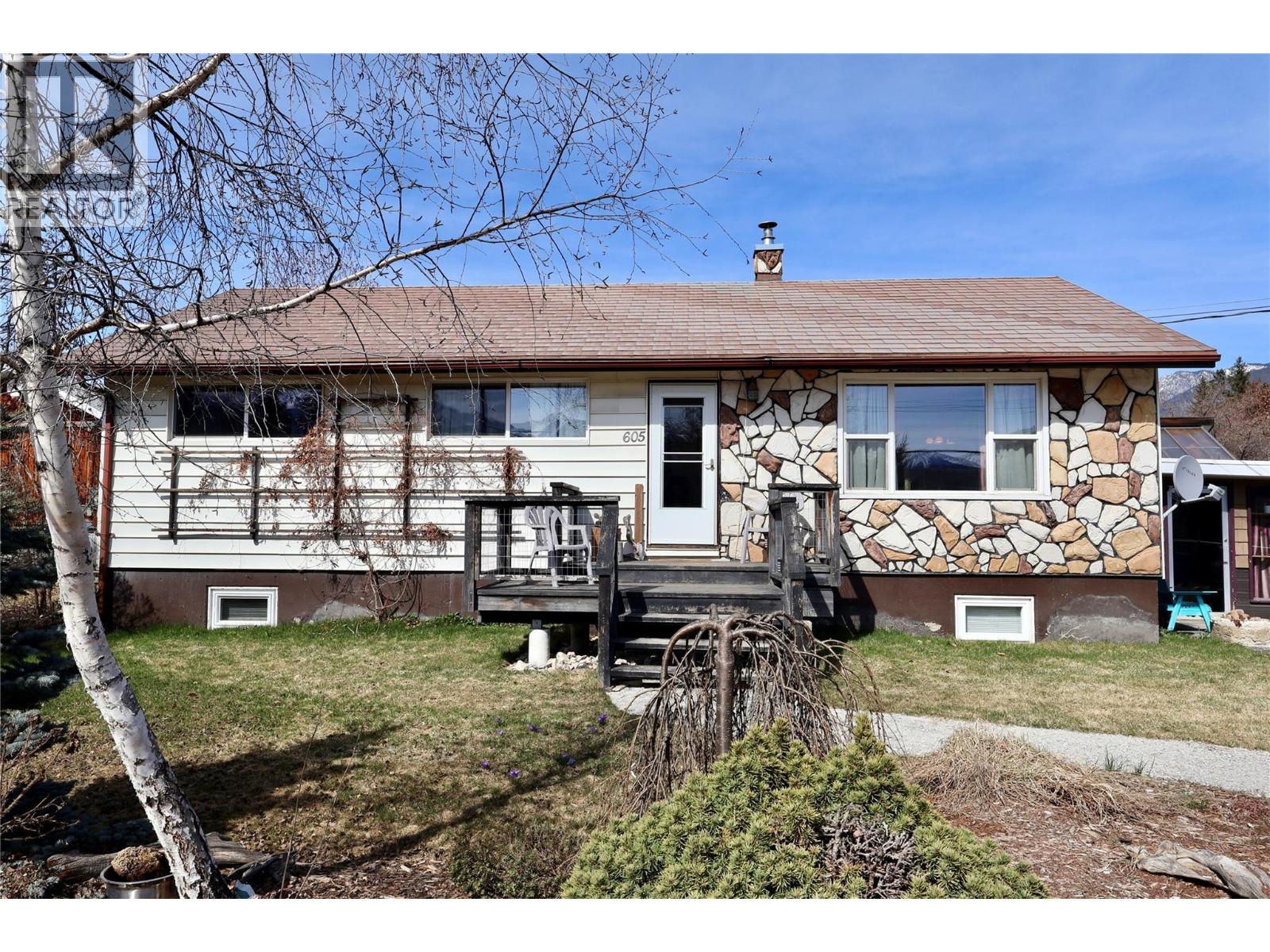 605 8th Street, Golden, British Columbia  V0A 1H0 - Photo 1 - 10384158