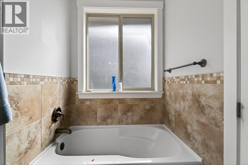 840 12 Street Se, Salmon Arm, British Columbia  V1E 0A3 - Photo 37 - 10383606