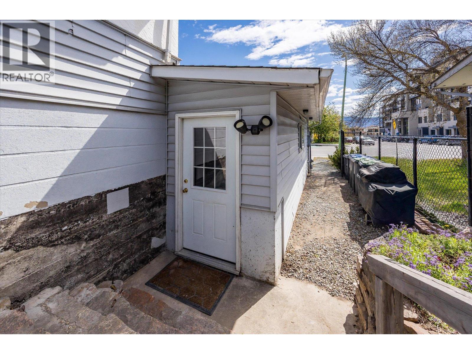 1614 Bernard Avenue, Kelowna, British Columbia  V1Y 6R9 - Photo 51 - 10384287