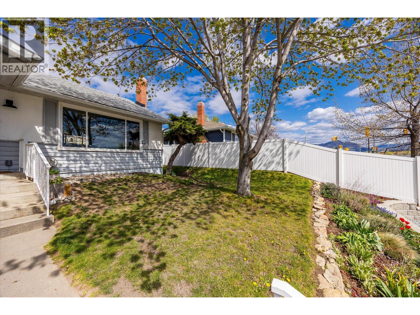 1614 Bernard Avenue, Kelowna, British Columbia  V1Y 6R9 - Photo 58 - 10384287