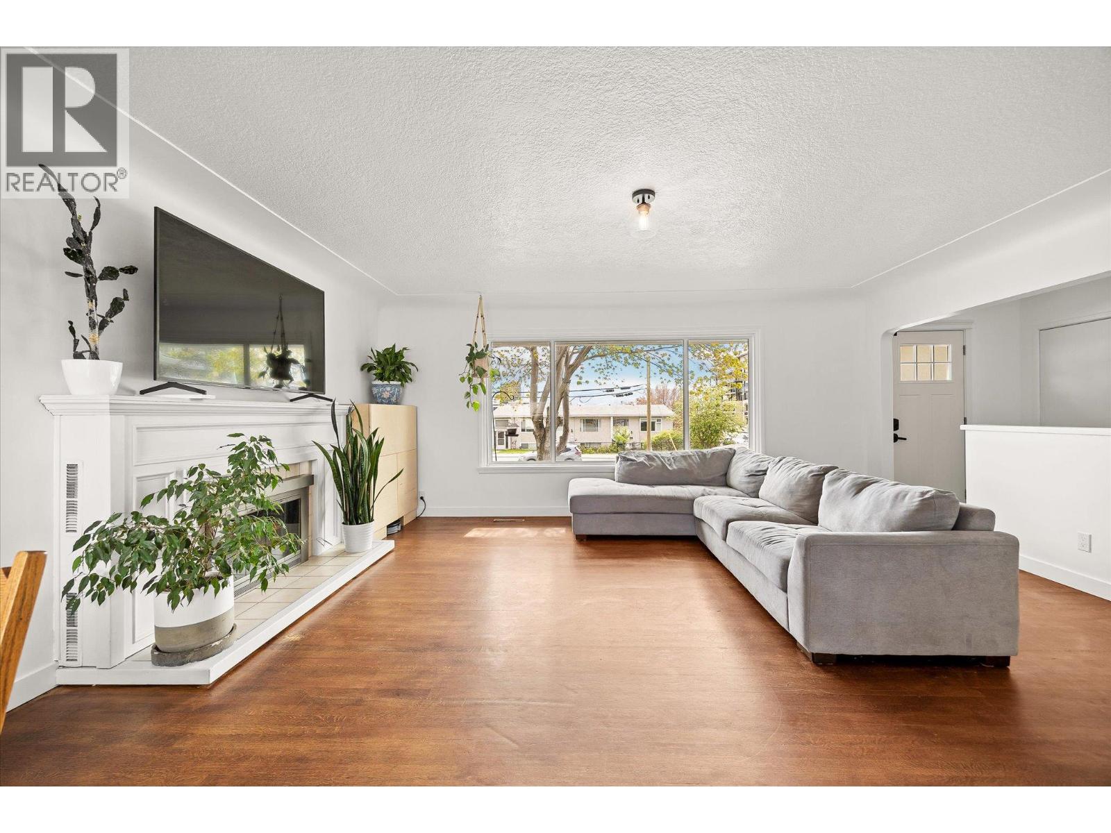 1614 Bernard Avenue, Kelowna, British Columbia  V1Y 6R9 - Photo 8 - 10384287