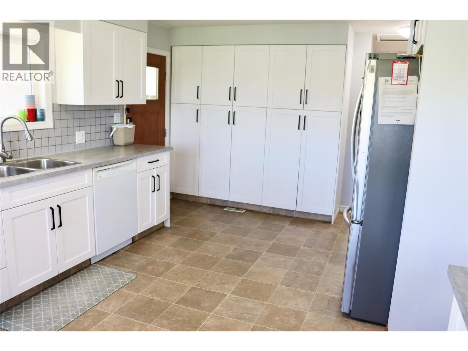 7792 Lochdale Road, Vernon, British Columbia  V1B 3R8 - Photo 11 - 10384345