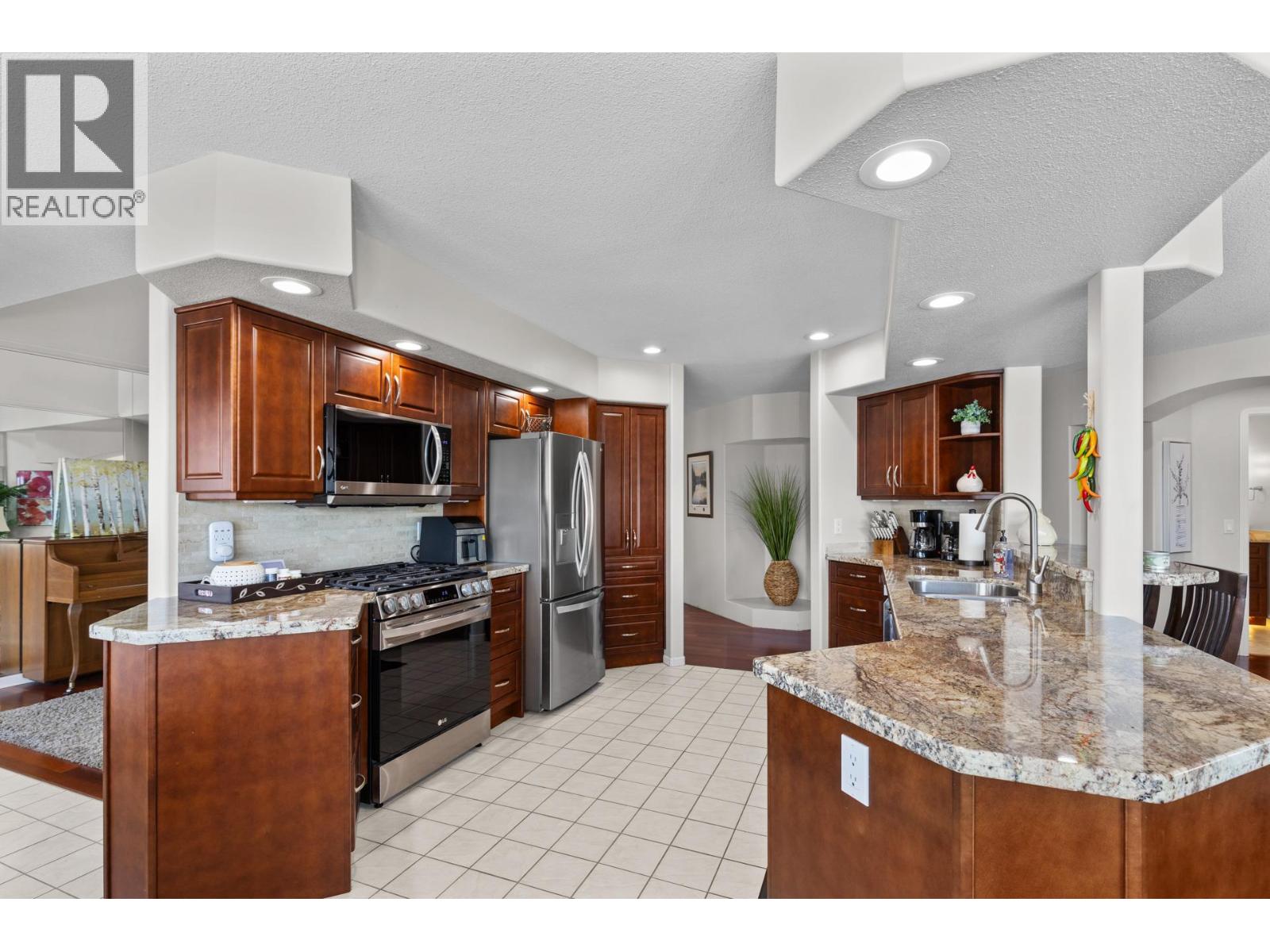 6130 Lipsett Avenue, Peachland, British Columbia  V0H 1X7 - Photo 8 - 10384136