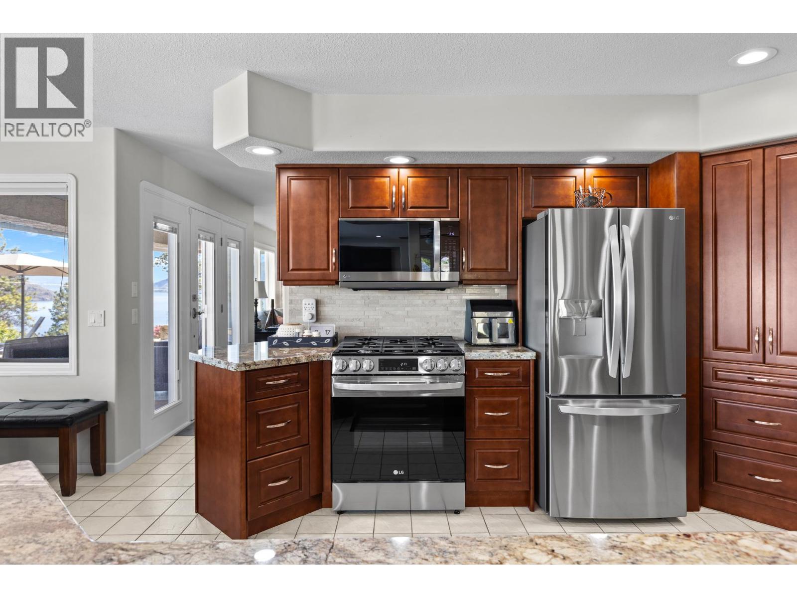 6130 Lipsett Avenue, Peachland, British Columbia  V0H 1X7 - Photo 9 - 10384136