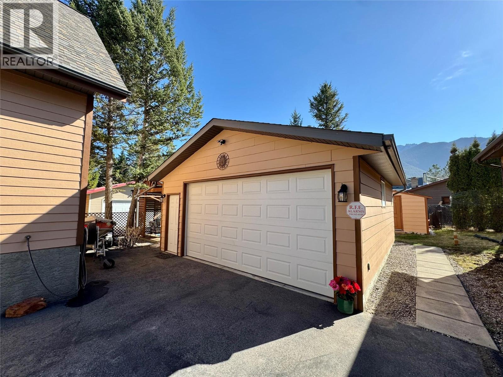 7490 Pine Cone Lane, Radium Hot Springs, British Columbia  V0A 1M0 - Photo 38 - 10384368