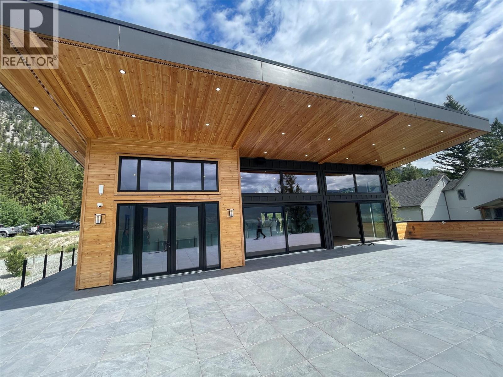 8785 Grainger Road, Canal Flats, British Columbia  V0B 1B0 - Photo 16 - 10384285