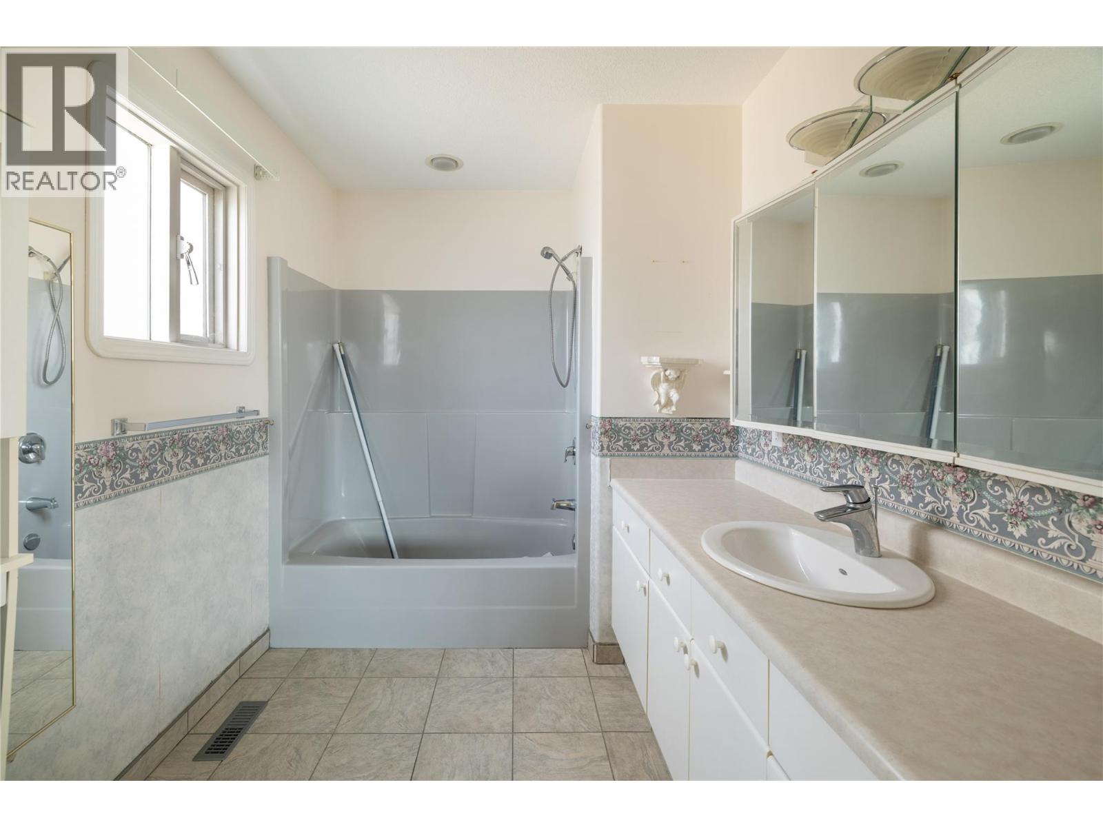 4805 Valleyview Place, Vernon, British Columbia  V1T 9L6 - Photo 21 - 10384303