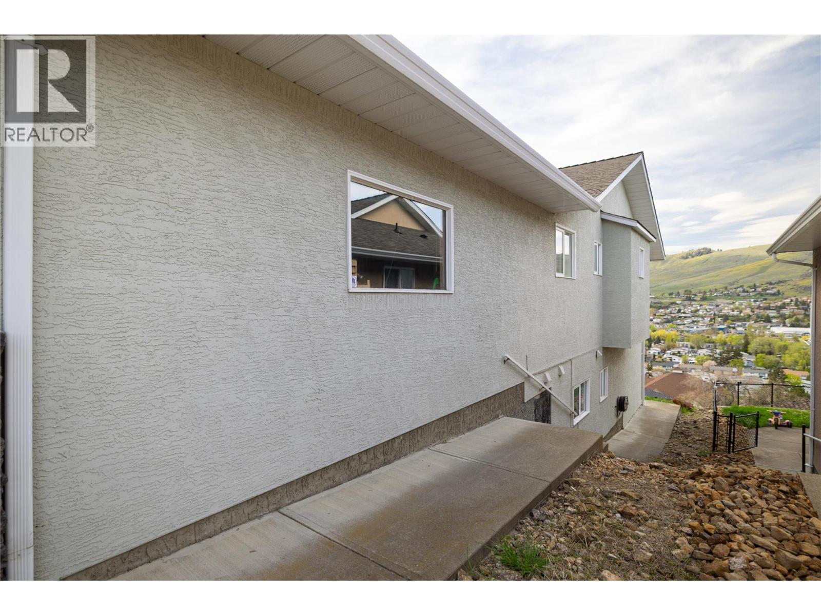 4805 Valleyview Place, Vernon, British Columbia  V1T 9L6 - Photo 8 - 10384303