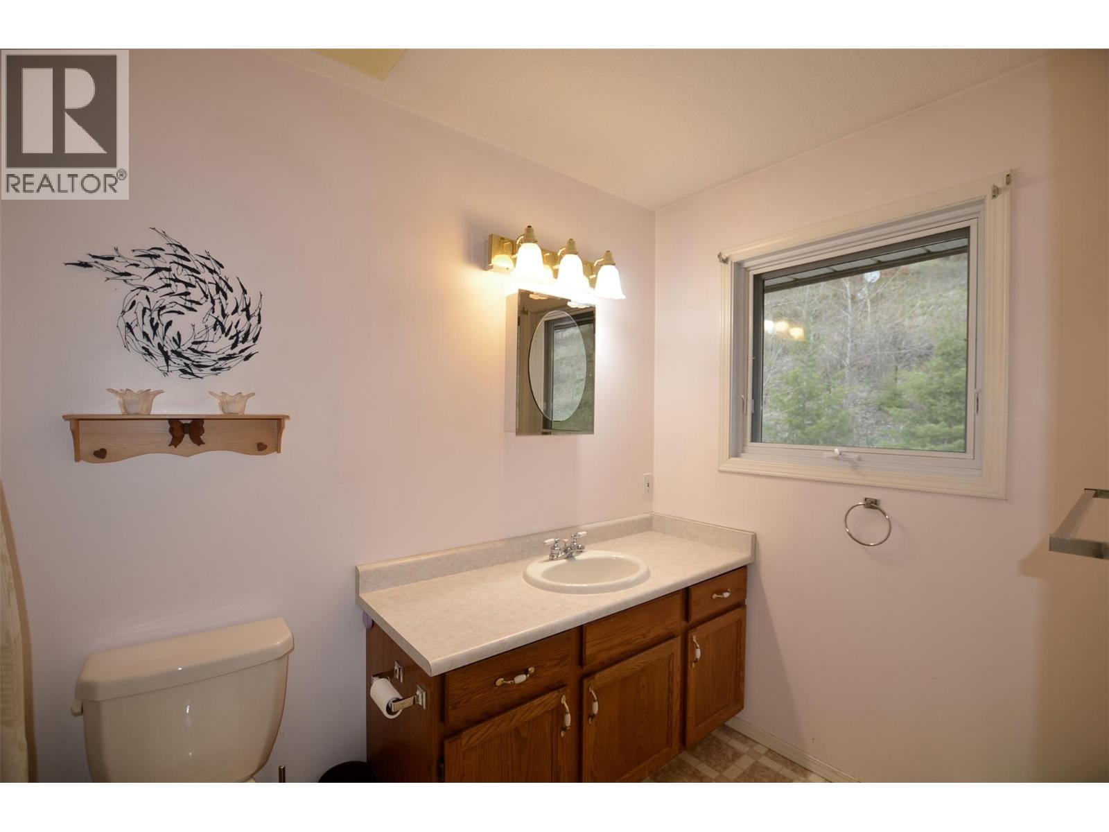 3421 Highway 6 Highway, Lumby, British Columbia  V0E 2G7 - Photo 21 - 10384227