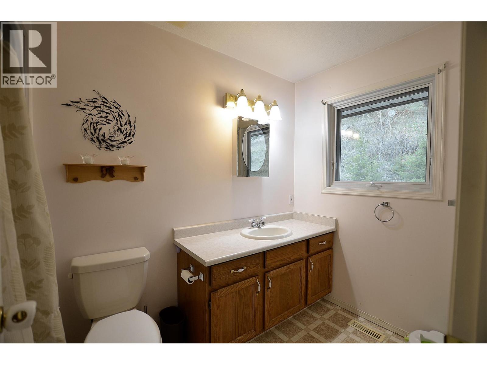 3421 Highway 6 Highway, Lumby, British Columbia  V0E 2G7 - Photo 35 - 10384227