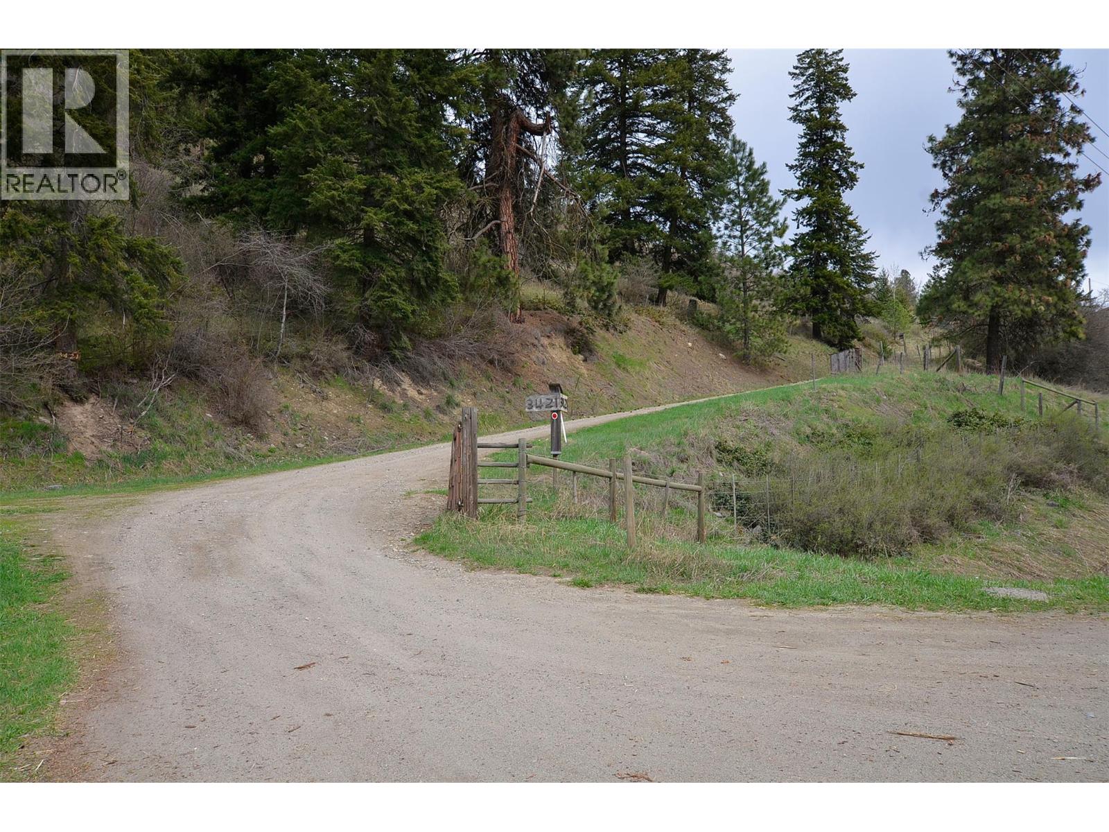 3421 Highway 6 Highway, Lumby, British Columbia  V0E 2G7 - Photo 8 - 10384227