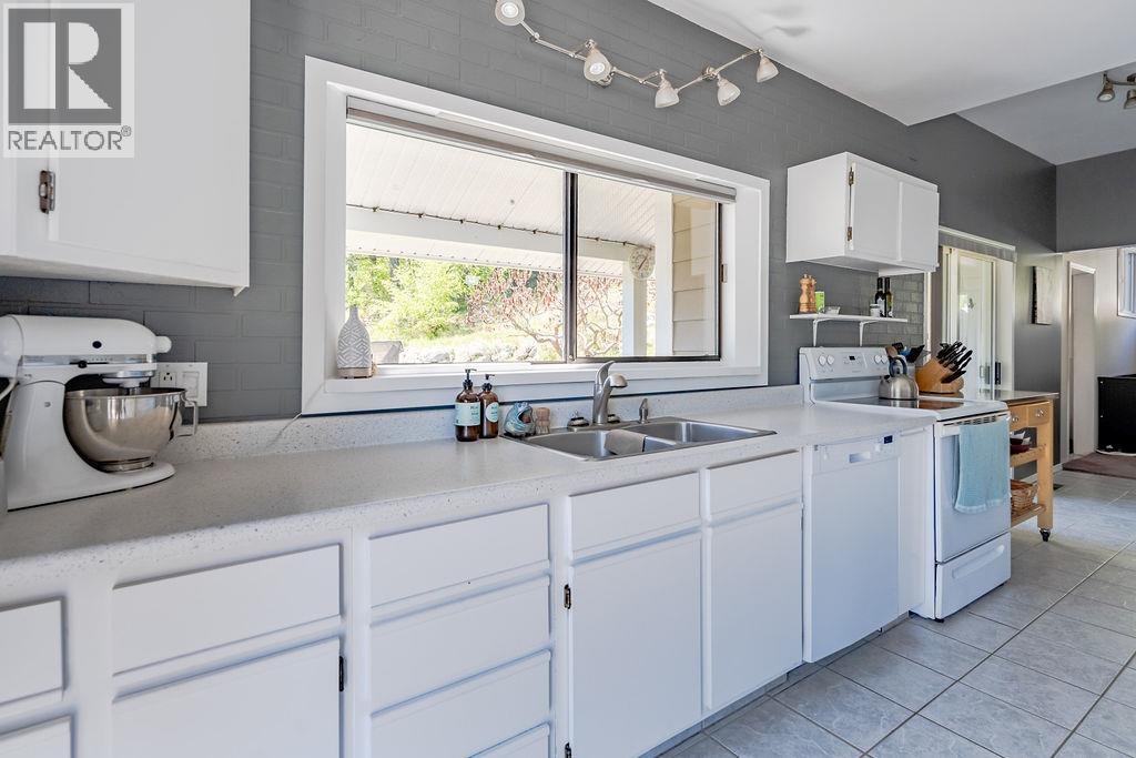 2465 3a Highway, Nelson, British Columbia  V1L 6K7 - Photo 9 - 10384192