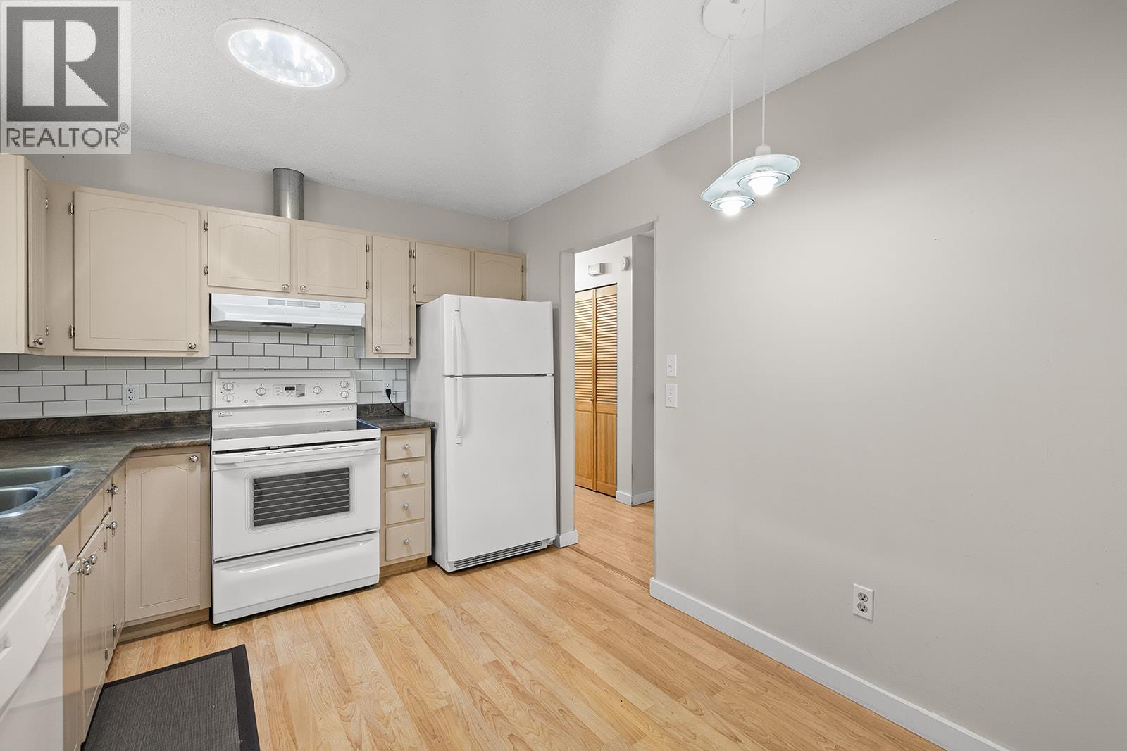 2085 Ruby Road, Kelowna, British Columbia  V1W 4B9 - Photo 16 - 10384160