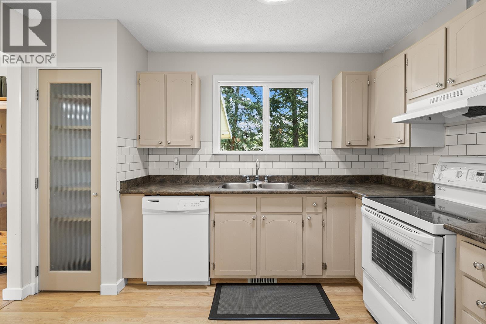 2085 Ruby Road, Kelowna, British Columbia  V1W 4B9 - Photo 18 - 10384160