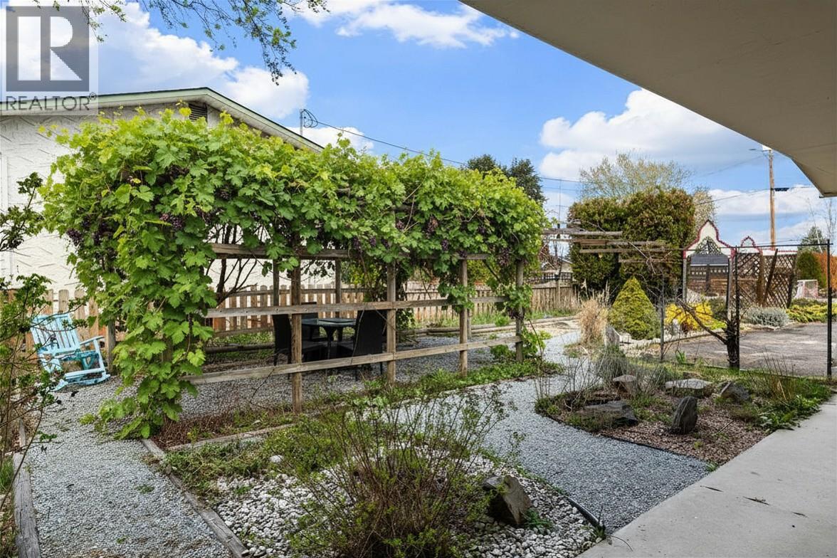 2085 Ruby Road, Kelowna, British Columbia  V1W 4B9 - Photo 45 - 10384160