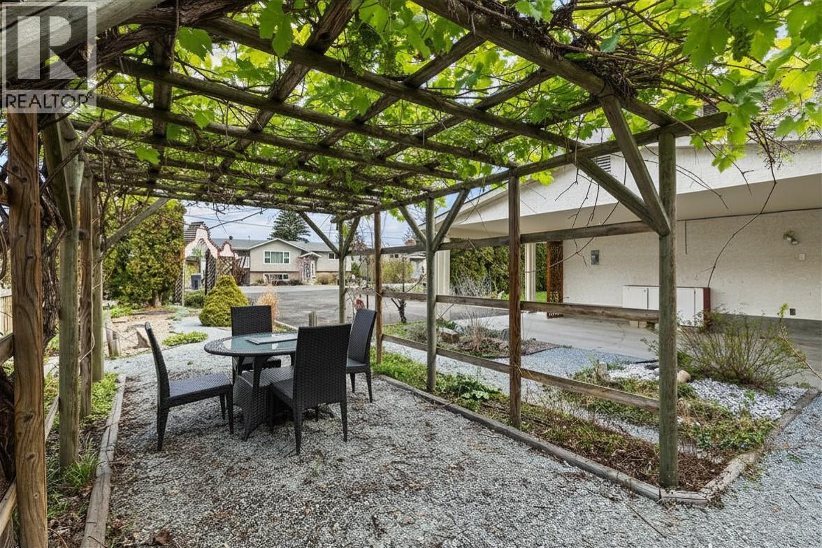 2085 Ruby Road, Kelowna, British Columbia  V1W 4B9 - Photo 47 - 10384160