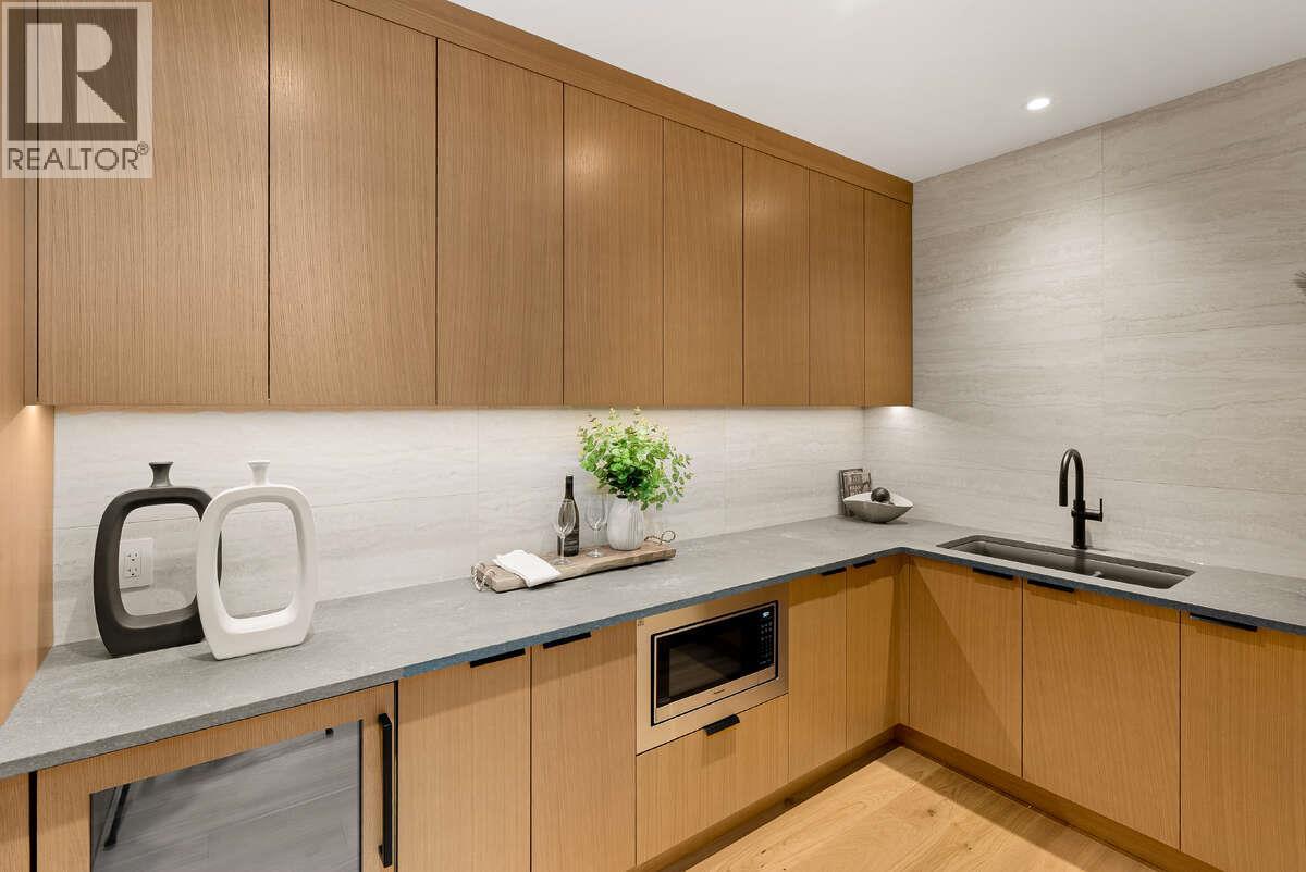 818 Predator Ridge Drive, Vernon, British Columbia  V1H 1G4 - Photo 10 - 10384501