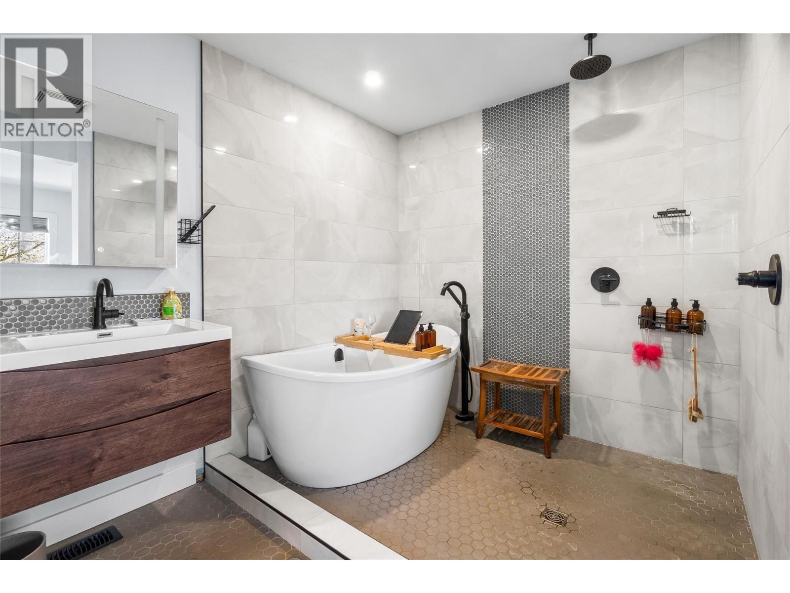 392 Columbia Gardens Road, Trail, British Columbia  V1R 4W6 - Photo 5 - 10384477