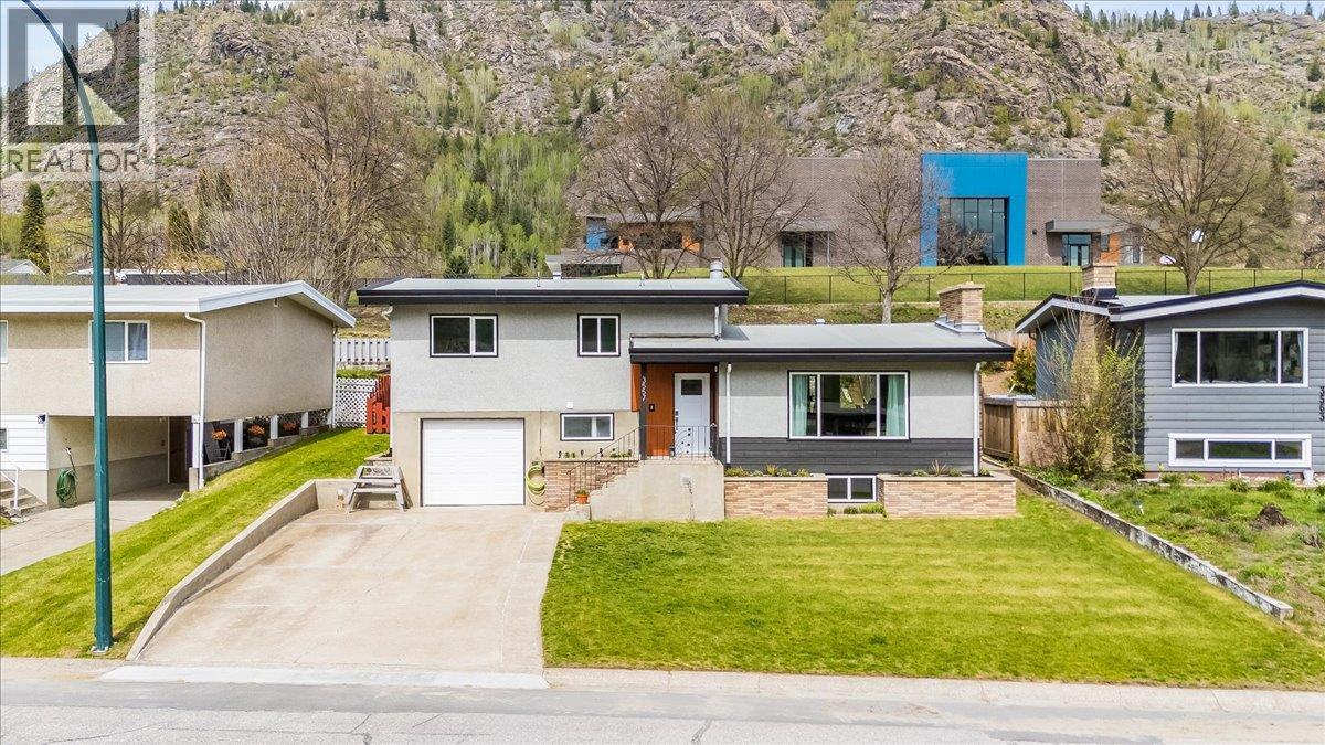 3557 Highway Drive, Trail, British Columbia  V1R 2T9 - Photo 2 - 10384413