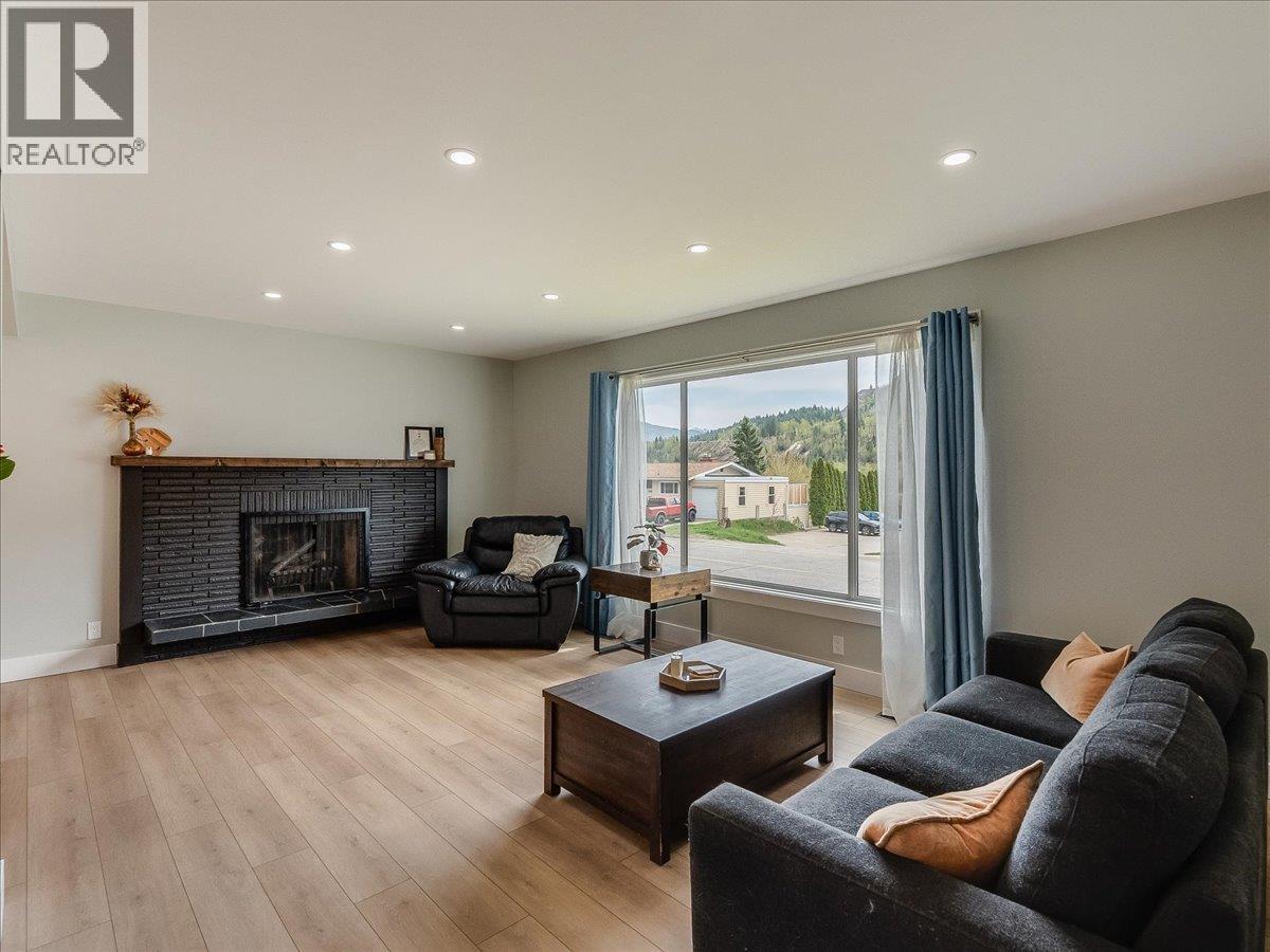 3557 Highway Drive, Trail, British Columbia  V1R 2T9 - Photo 6 - 10384413