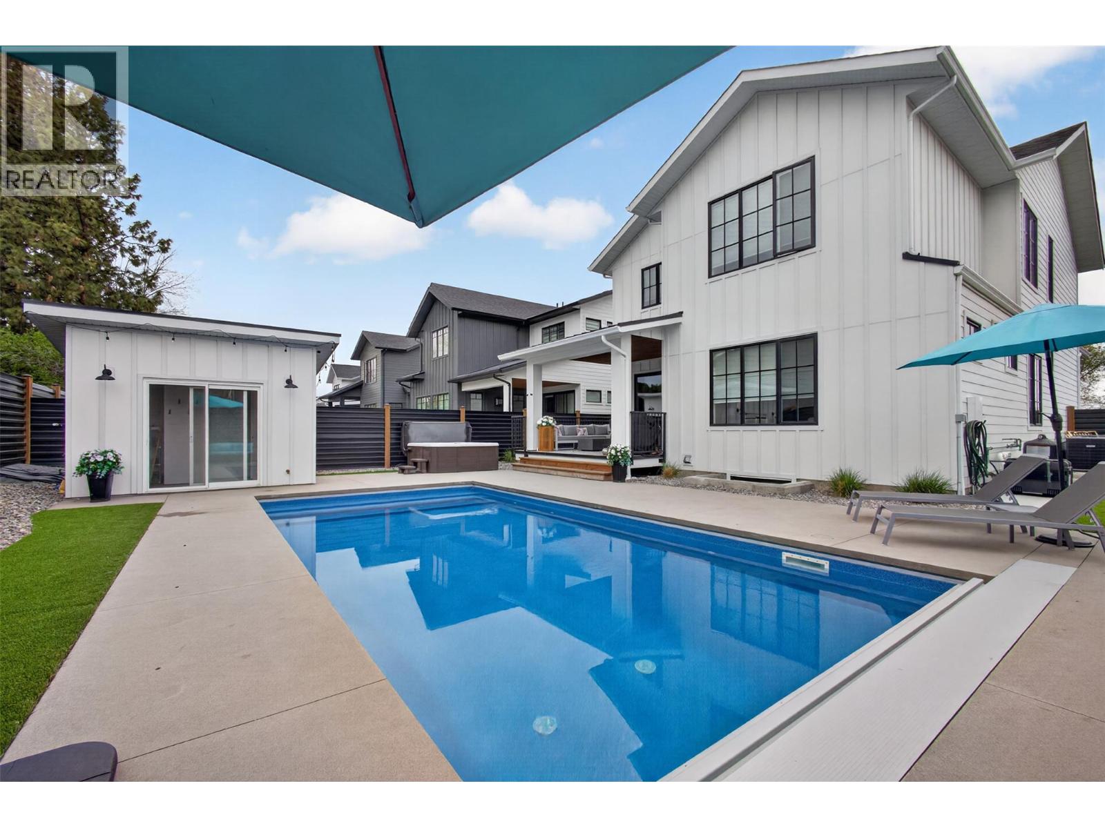 697 Balsam Road, Kelowna, British Columbia  V1W 1C1 - Photo 2 - 10382964