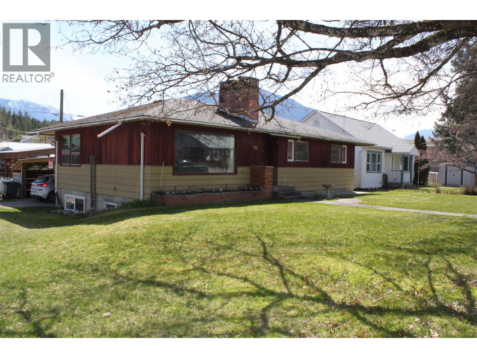 119 2nd Avenue Nw, Nakusp, British Columbia  V0G 1R0 - Photo 1 - 10384393