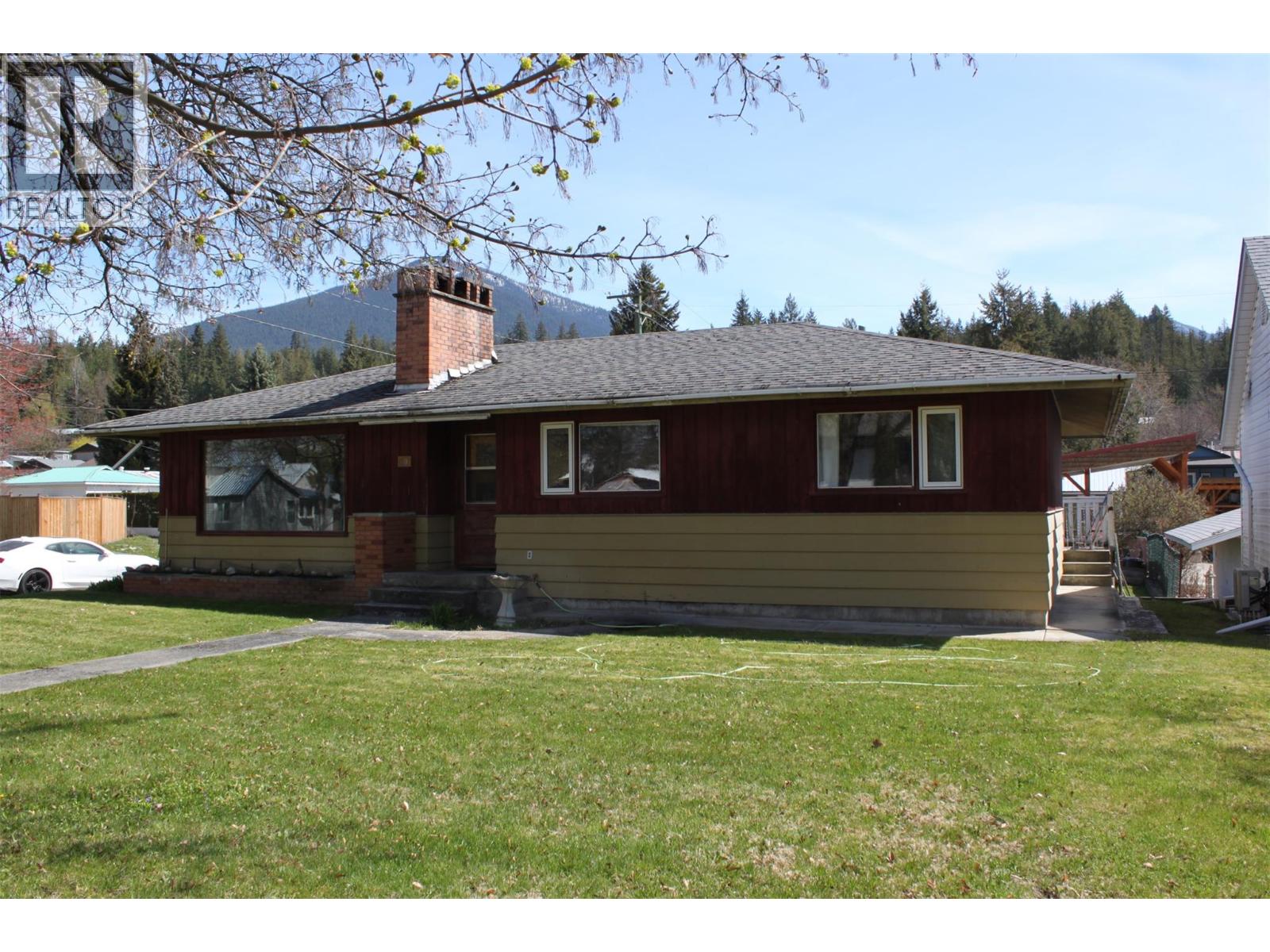 119 2nd Avenue Nw, Nakusp, British Columbia  V0G 1R0 - Photo 2 - 10384393