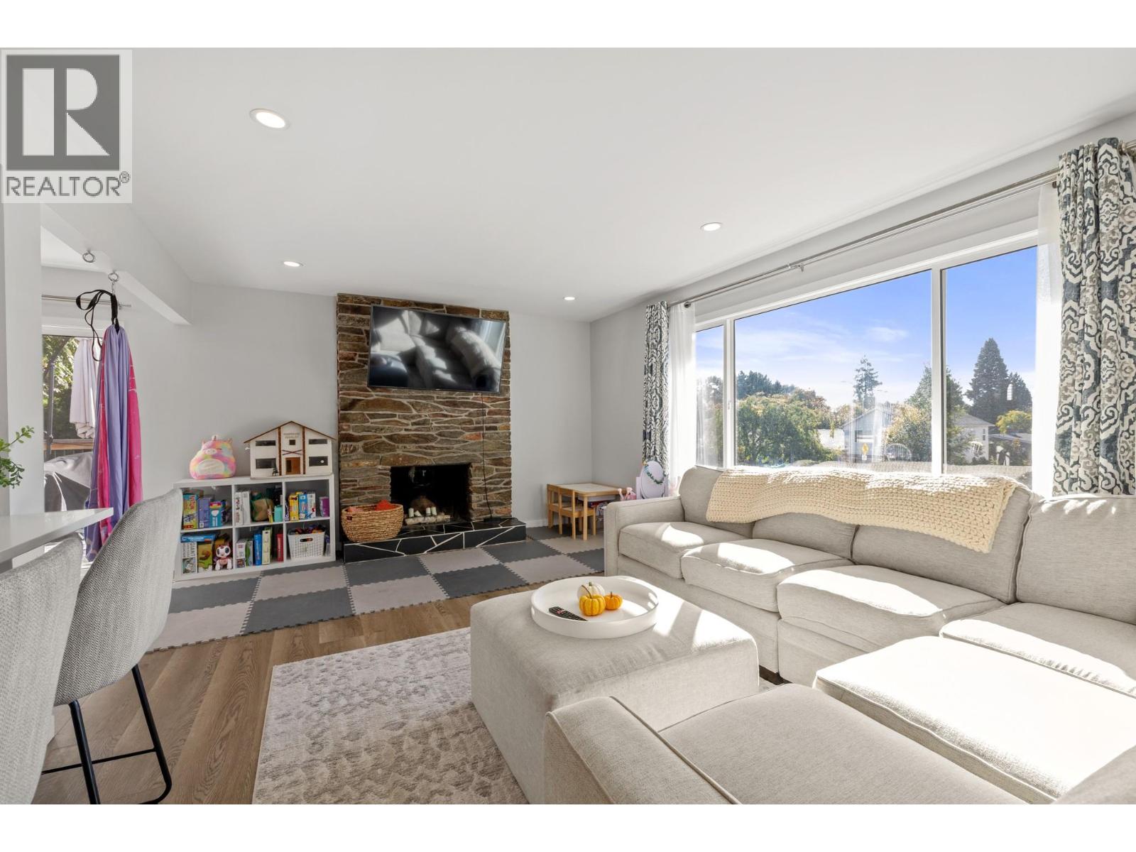 1390 Mountain Avenue, Kelowna, British Columbia  V1Y 7H4 - Photo 2 - 10384388