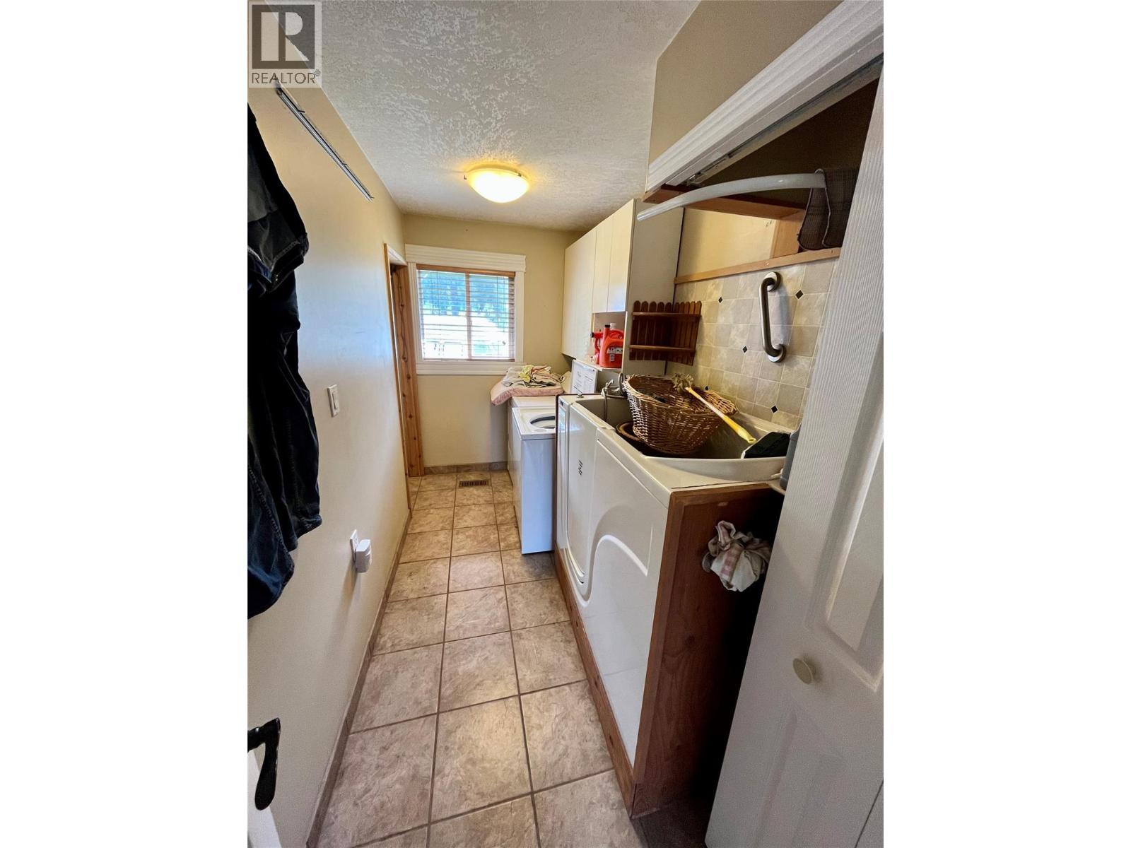212 Maple Street, Fauquier, British Columbia  V0G 1K0 - Photo 12 - 10384483