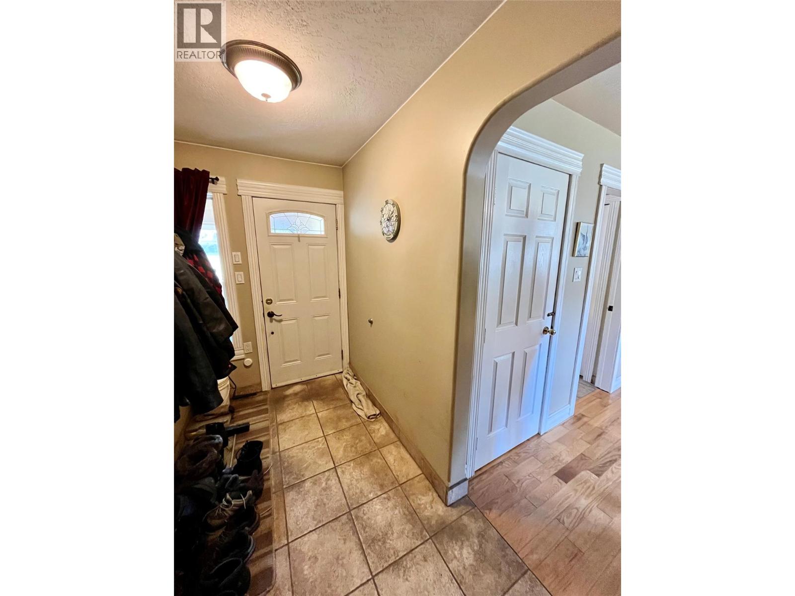 212 Maple Street, Fauquier, British Columbia  V0G 1K0 - Photo 3 - 10384483