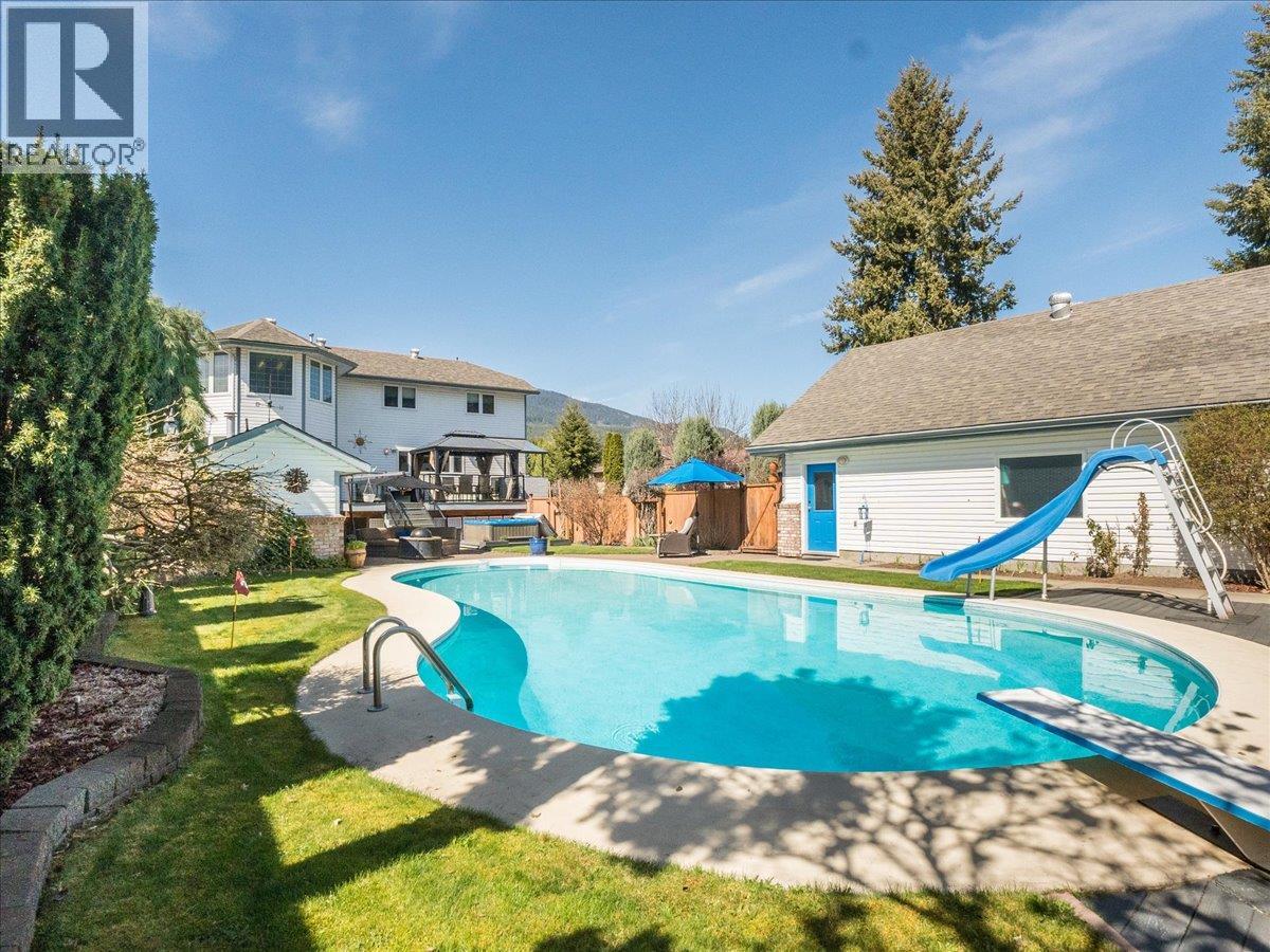 1063 Bridgeview Crescent, Castlegar, British Columbia  V1N 3H7 - Photo 4 - 10384172