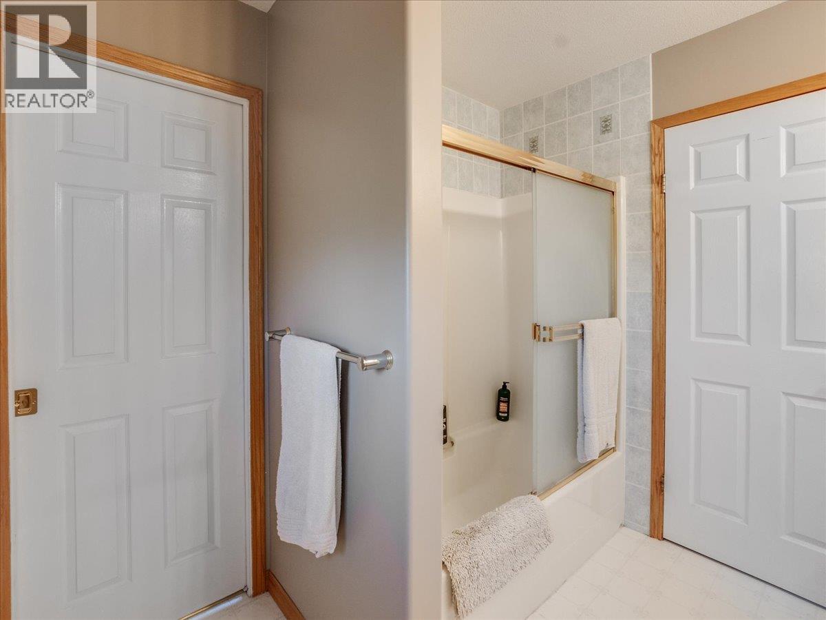 1063 Bridgeview Crescent, Castlegar, British Columbia  V1N 3H7 - Photo 60 - 10384172