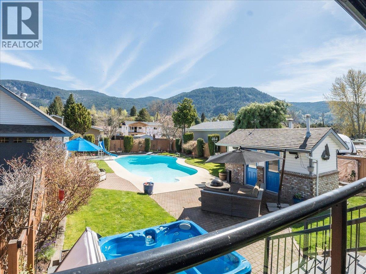 1063 Bridgeview Crescent, Castlegar, British Columbia  V1N 3H7 - Photo 9 - 10384172
