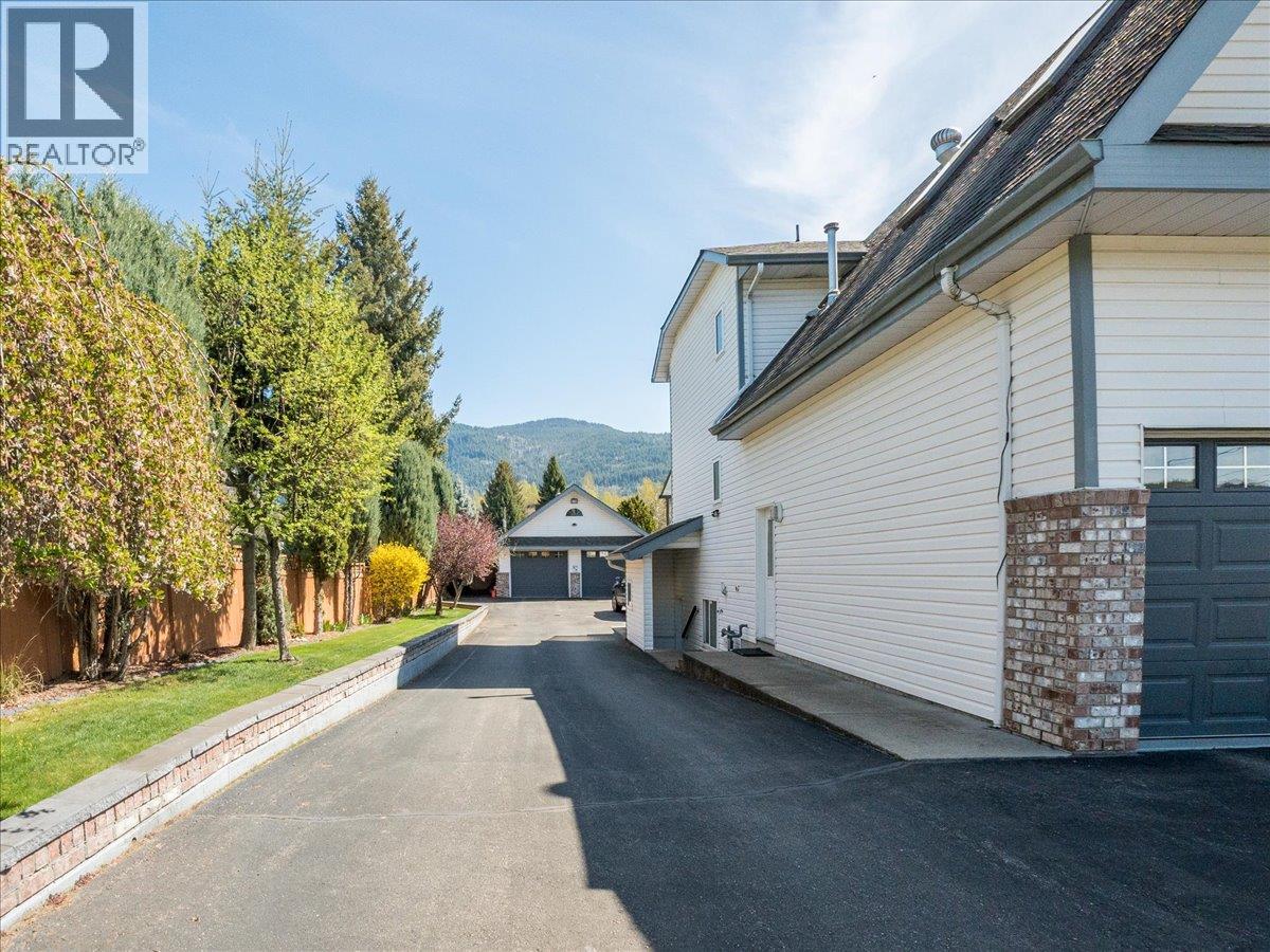 1063 Bridgeview Crescent, Castlegar, British Columbia  V1N 3H7 - Photo 96 - 10384172