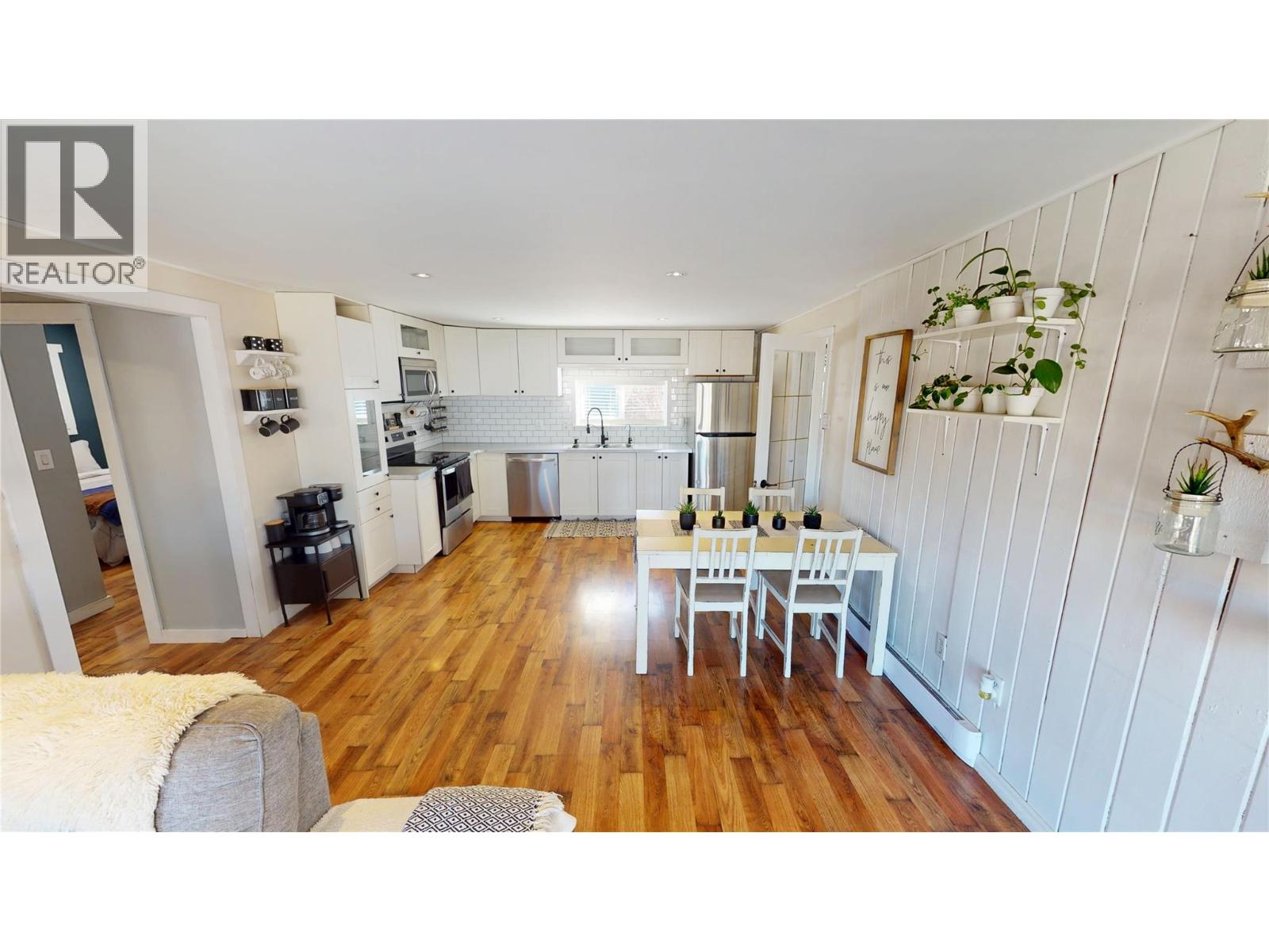 5728 Vermillion Street, Edgewater, British Columbia  V0A 1E0 - Photo 9 - 10384275