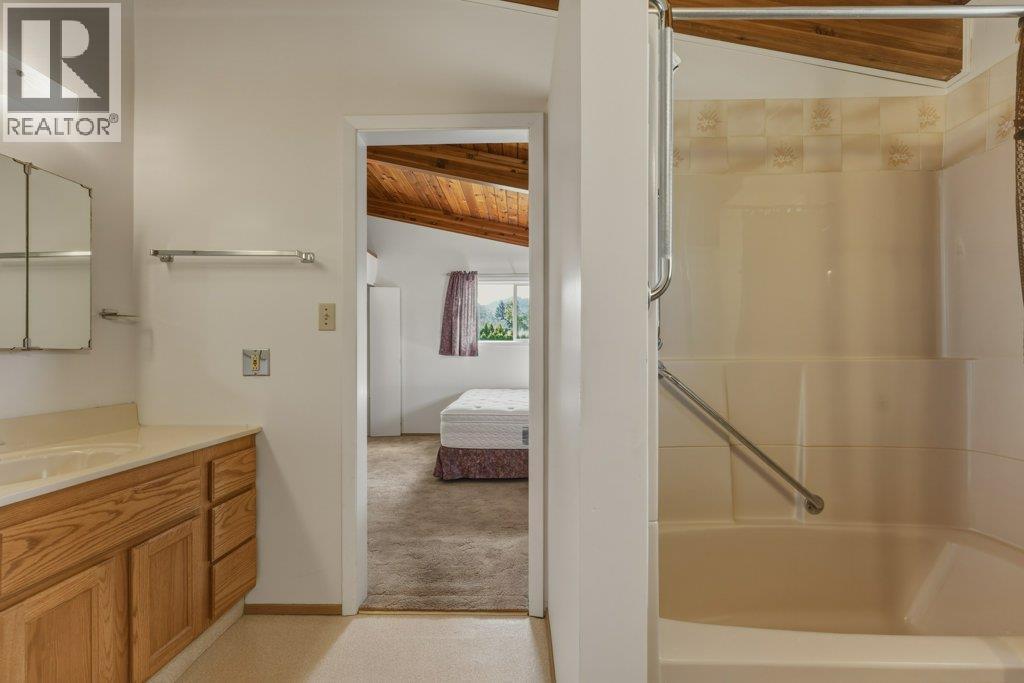 3220 5 Avenue Se, Salmon Arm, British Columbia  V1E 2B8 - Photo 16 - 10383454